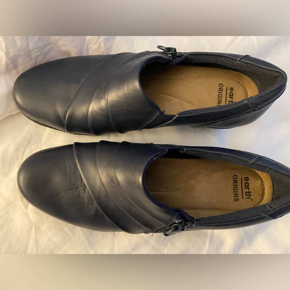 Excellent pair of navy Earth Orig. NWOT. Sz 7. Soft leather with gentle pleat.